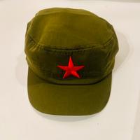 Cappello iconico militare verde con stella rossa