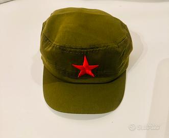 Cappello iconico militare verde con stella rossa