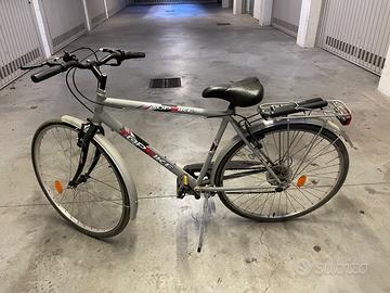 City bike grigia con cambio Shimano pronta all'uso
