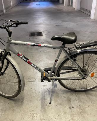City bike grigia con cambio Shimano pronta all'uso
