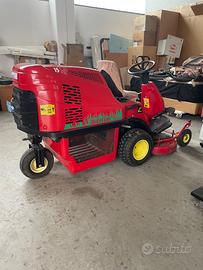 Trattorino taglia erba