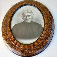 Cornice in legno intarsiato vintage