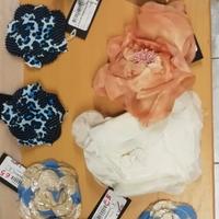 COCCARDE E SPILLE NUOVE A FORMA DI FIORE 9 PEZZI