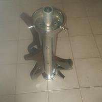 lampada da tavolo con tre legni lavorati 