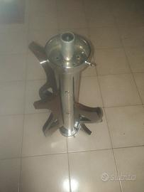 lampada da tavolo con tre legni lavorati 