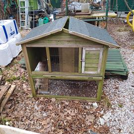 Conigliera in legno da sistemare. 