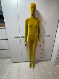 Manichino in velluto di alta moda