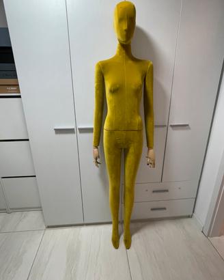 Manichino in velluto di alta moda
