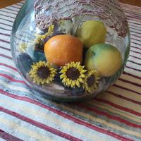 centrotavola di vetro con frutta all'interno 