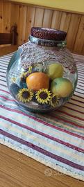 centrotavola di vetro con frutta all'interno 