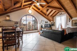 PRESTIGIOSA VILLA BIFAMILIARE CON AMPI SPAZI, GIAR