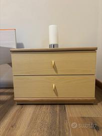 Comodino in legno con due cassetti