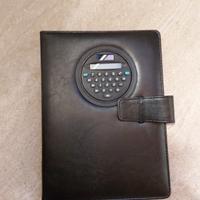 Cartella in similpelle nera con calcolatrice.