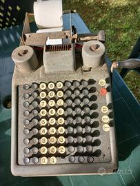 Vecchia calcolatrice burroughs portable