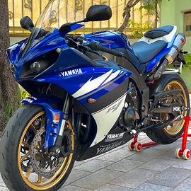 Yamaha R1 big bang 2010