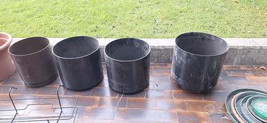 4 porta vasi in pvc con ruote