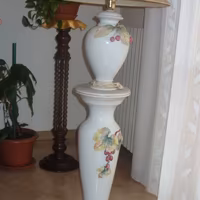 Lume colonna in porcellana, come nuovo.