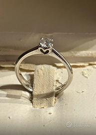 Anello oro bianco 18 kt con diamante certificato