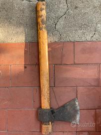 Scurone per legna con manico in legno