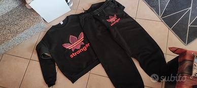 Tuta XL "Stranger" stile Adidas