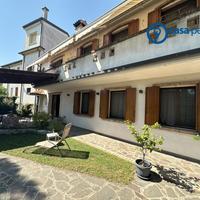 CASA INDIPENDENTE IN CENTRO CON GIARDINO E GARAGE