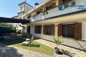 CASA INDIPENDENTE IN CENTRO CON GIARDINO E GARAGE