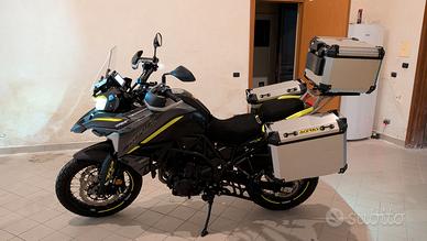 Moto Benelli 702 X