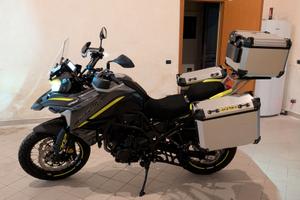 Moto Benelli 702 X
