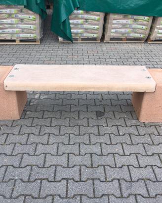 Panchine in cemento conglomerato con fioriere