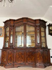 Credenza cristalliera in radica di noce massiccio