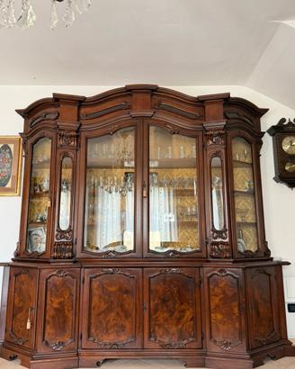 Credenza cristalliera in radica di noce massiccio