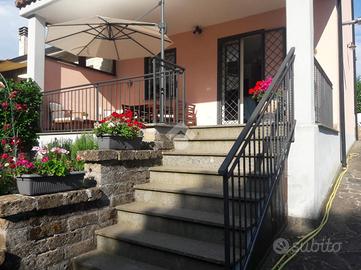 VILLA A SCHIERA A NEPI