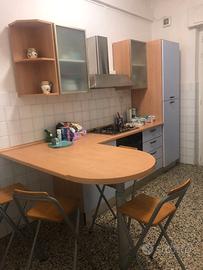 Cucina con alcuni elettrodomestici (frigo, forno)