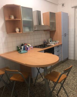 Cucina con alcuni elettrodomestici (frigo, forno)