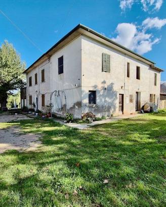 Rustico / Casale di 670 m² con più di 5 locali e b