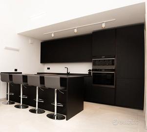 Cucina con penisola top in gres