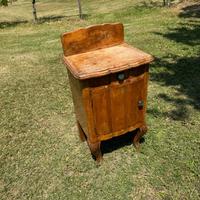 comodino della nonna vintage in legno