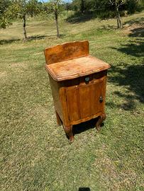 comodino della nonna vintage in legno