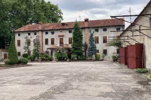 Immobile in asta di 2881 m² con più di 5 locali a 