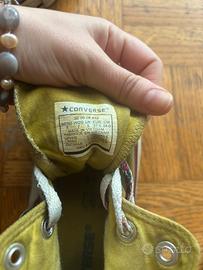 Scarpe converse verdi con disegno floreale