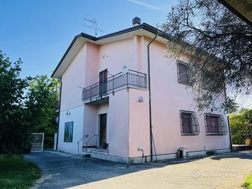 Casa indipendente con grande giardino a Sarzana