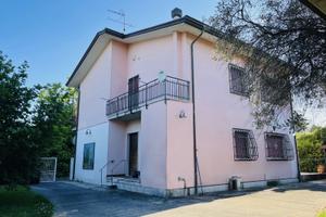 Casa indipendente con grande giardino a Sarzana