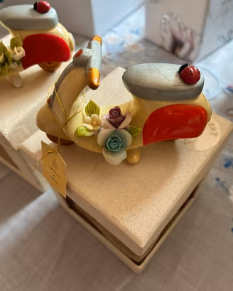 2 Vespe/motorini in ceramica decorata