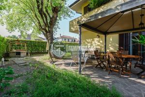 VILLA BIFAMILIARE CON AMPIO GIARDINO