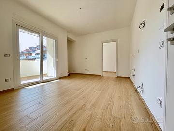 Trilocale con terrazzo a 350 m dal mare - p/a
