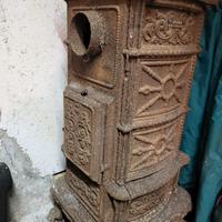 stufa artistica  in ghisa antica