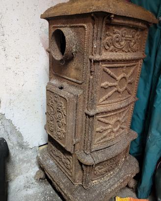 stufa artistica  in ghisa antica