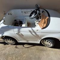 Macchina Fiat 500 giocattolo danneggiata