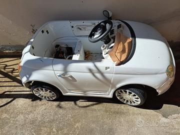 Macchina Fiat 500 giocattolo danneggiata