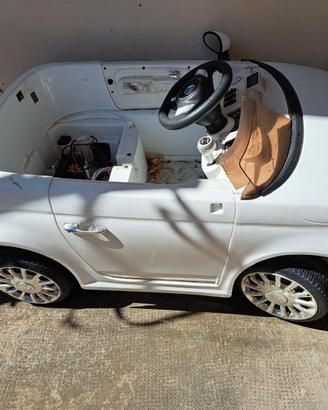 Macchina Fiat 500 giocattolo danneggiata
